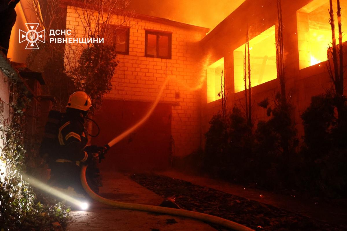 У Рівному рятувальники загасили пожежу в будинку та врятували сусідні оселі