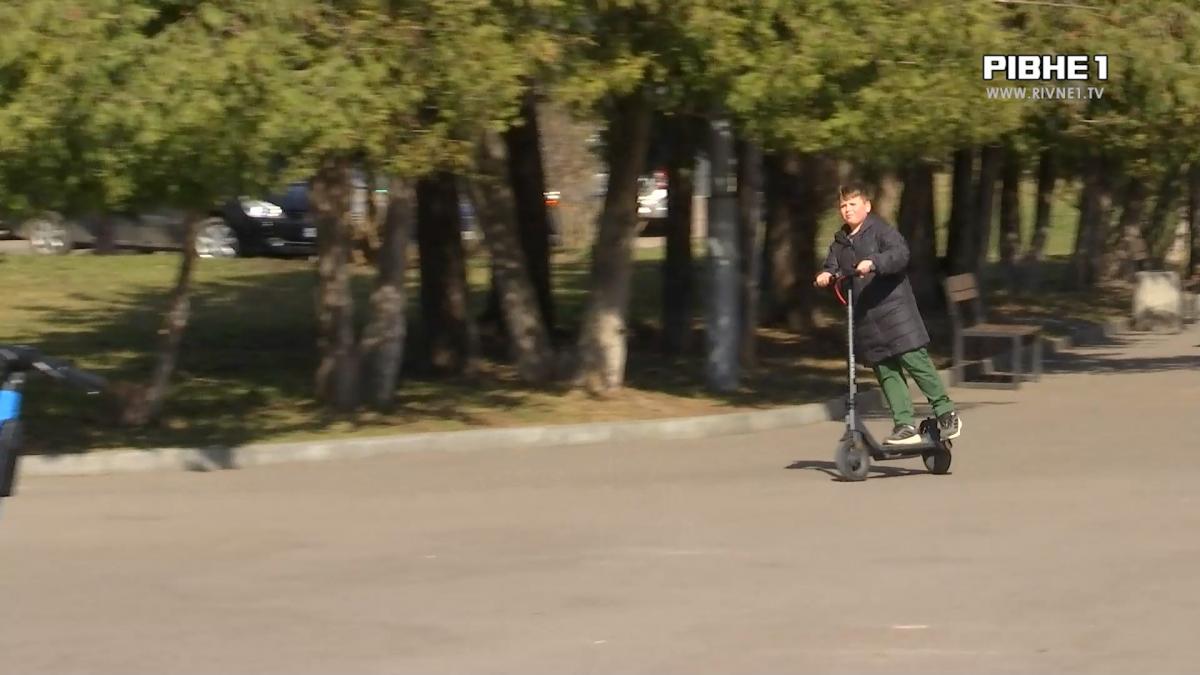 Електросамокати на Лебединці: містяни просять обмежити рух у парку (ВІДЕО)