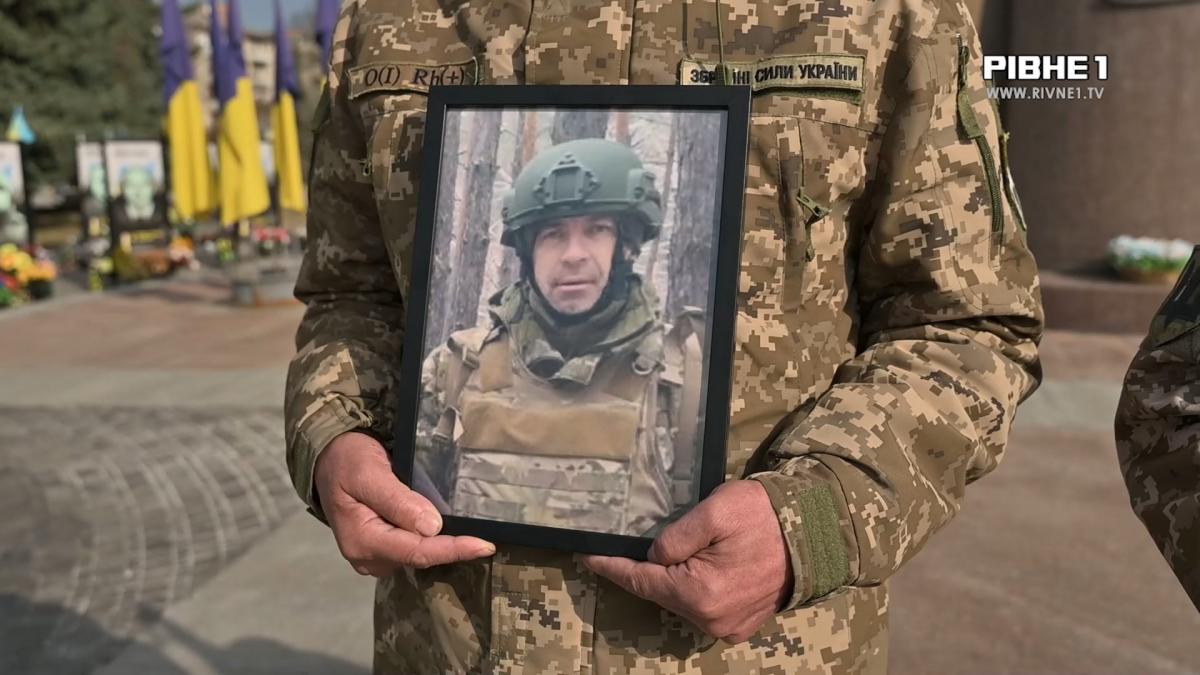 Попрощалися з Героєм: у центрі Рівного провели в останню дорогу Олега Карабана (ВІДЕО)