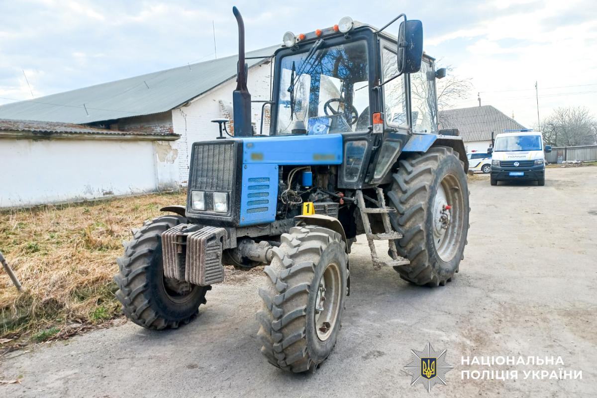 Трагічна автопригода на Рівненщині: трактор на смерть притиснув чоловіка