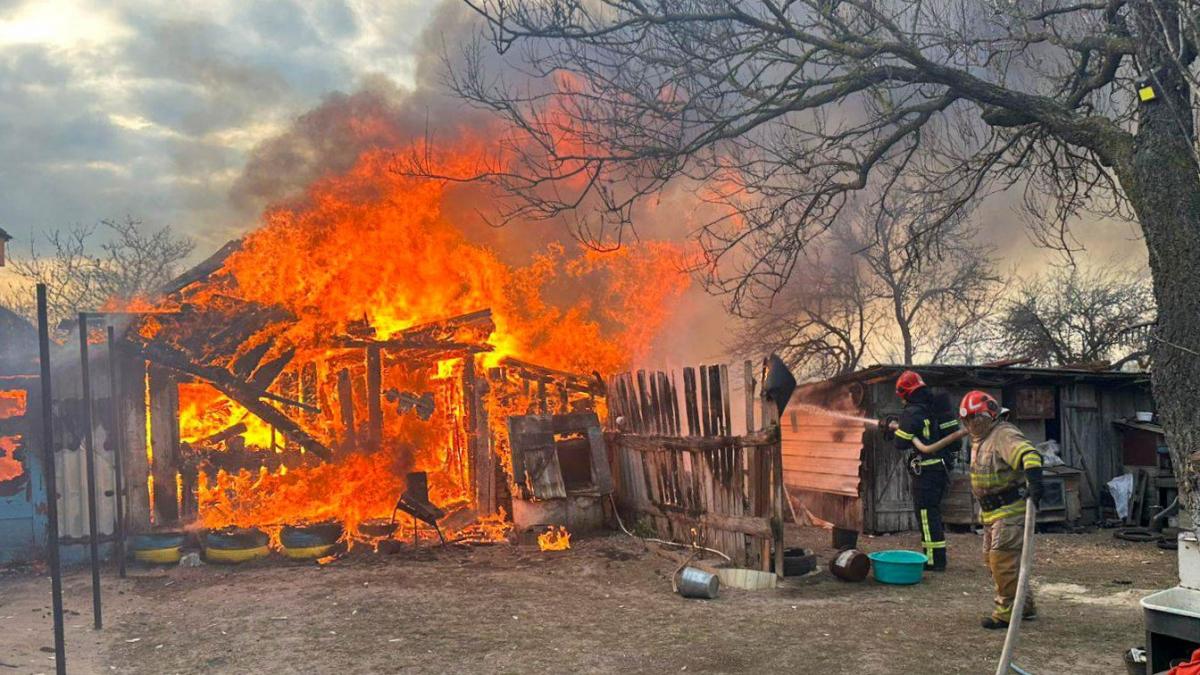 У Антонівці пожежа знищила господарську будівлю: рятувальники врятували житловий будинок