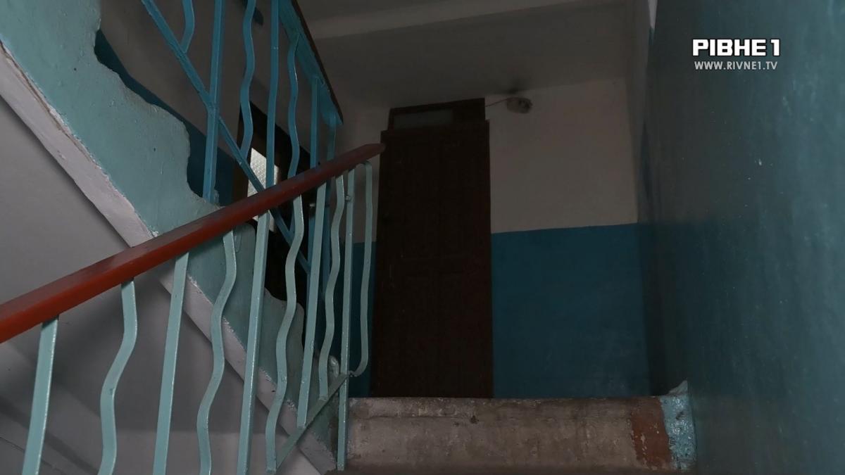9 поверхів мороку: мешканці однієї з багатоповерхівок Рівного змушені жити в цілковитій темряві (ВІДЕО)