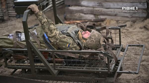 Вибухи та крики: як проходять базову загальновійськову підготовку курсанти навчального центру (ВІДЕО)