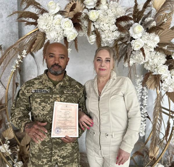 Кохання без кордонів: у Рівному одружилися українка та військовий ЗСУ із Іспанії