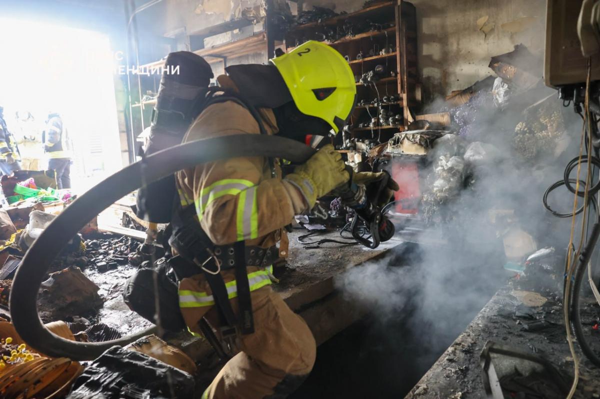 У Рівному під час пожежі в гаражі стався вибух: травмувалася жінка (ФОТО+ВІДЕО)