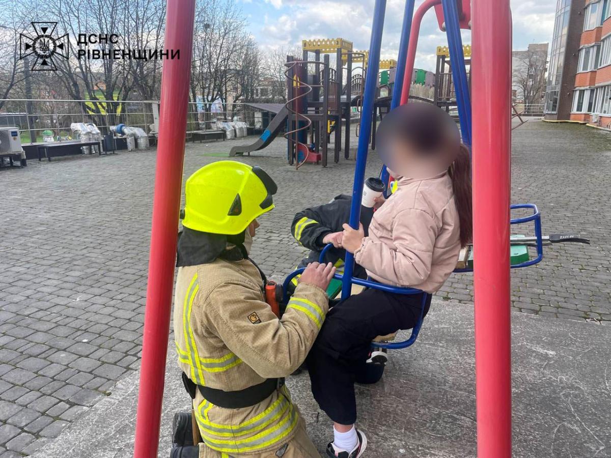 У Рівному рятувальники звільнили дитину, яка застрягла на дитячому майданчику