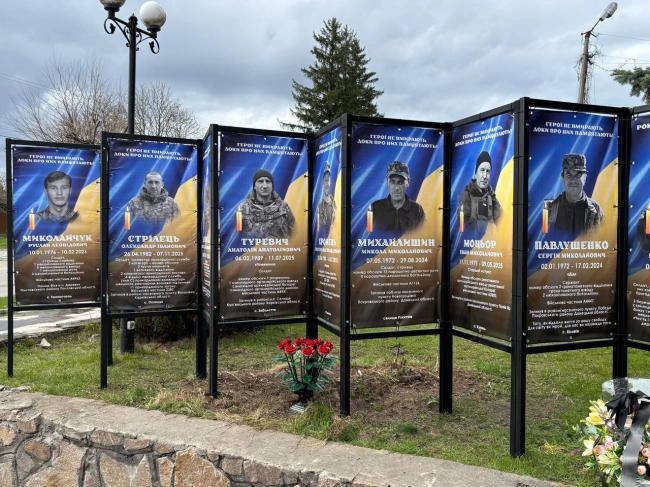 Портрети восьми захисників встановили на Алеї пам’яті в селищі на Рівненщині (ФОТО)