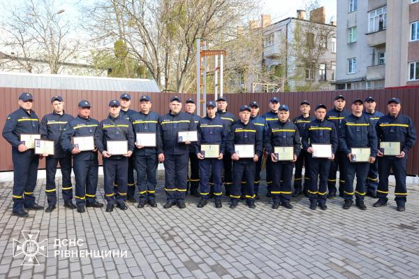 У Рівному 21 рятувальника відзначили нагородою Президента «За оборону України»