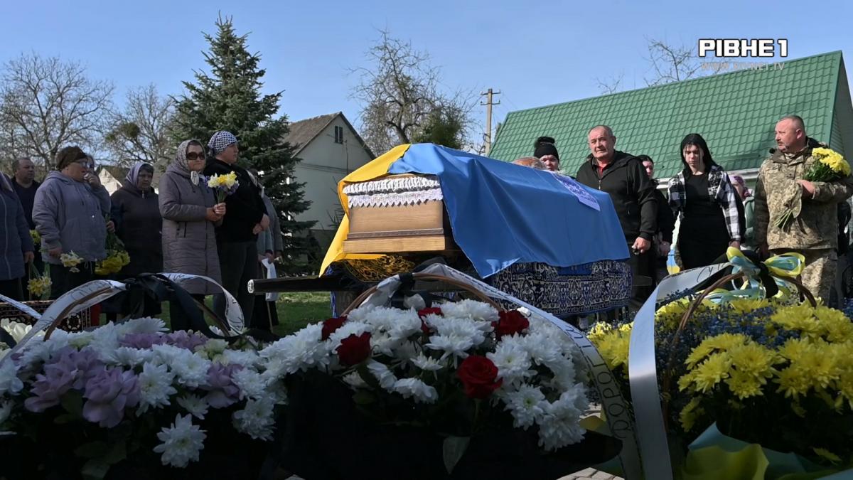 Мама трьох дітей, яка обрала фронт: Рівненщина попрощалася з медикинею Оленою Русановою (ВІДЕО)