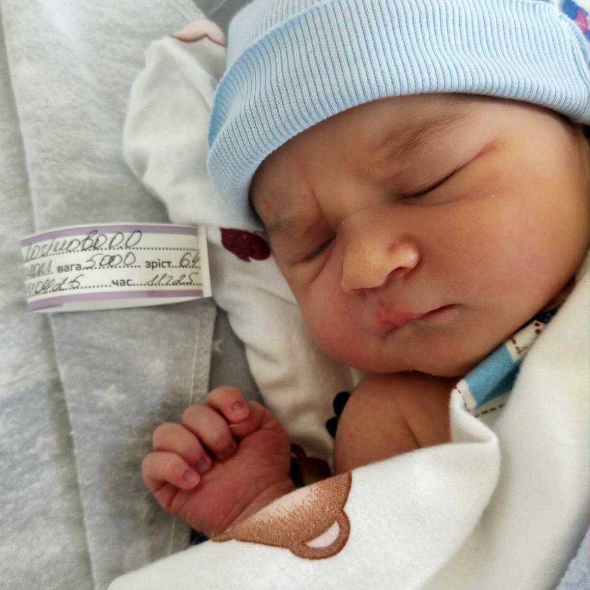 У Рівному народився перший у цьому році малюк-богатир вагою 5 кілограмів