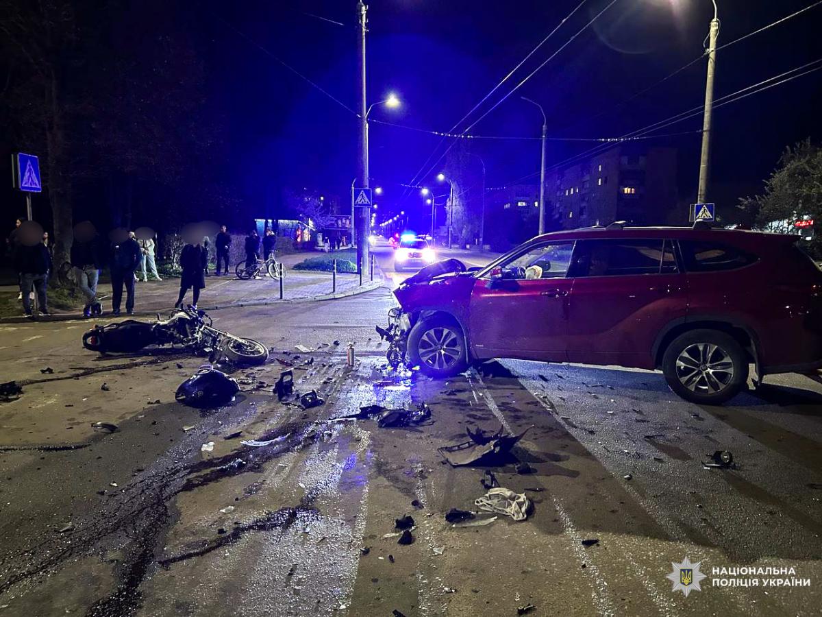 У Рівному на перехресті Соборної та Князя Острозького зіткнулися авто та мотоцикл: водій двоколісного у тяжкому стані
