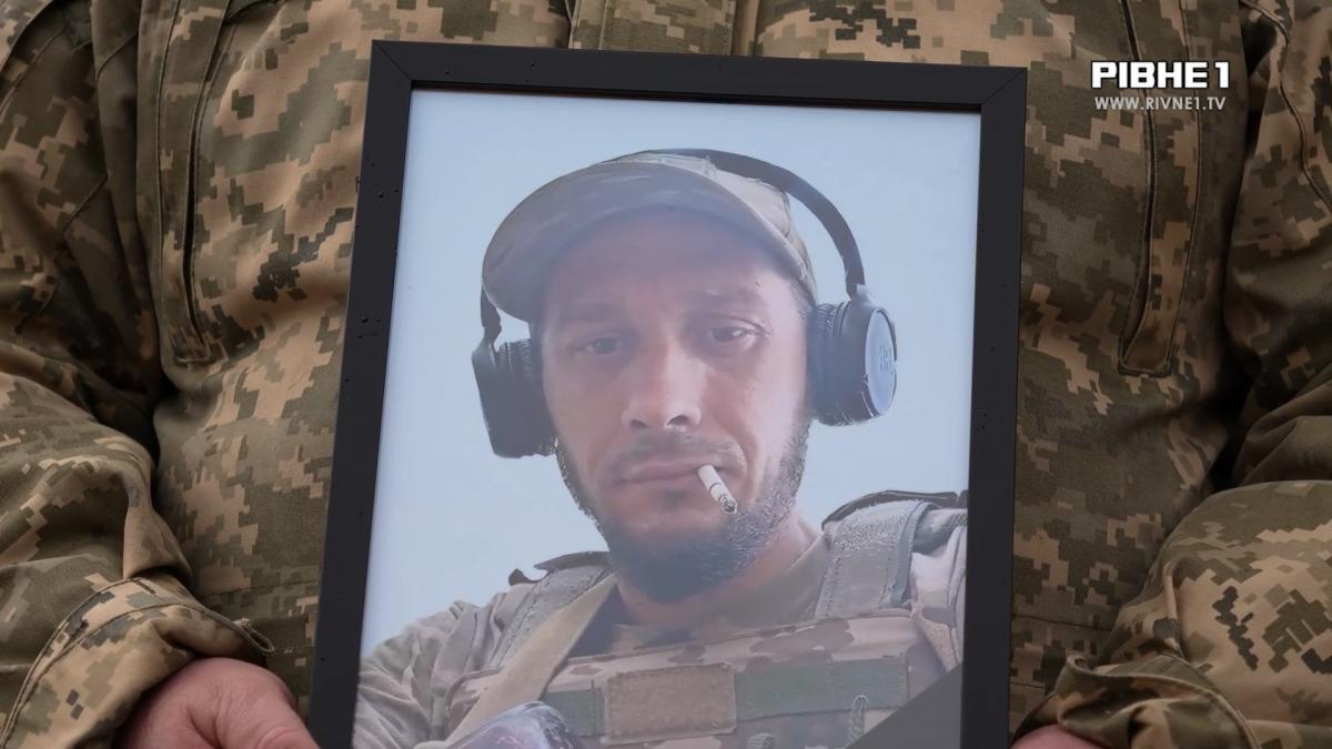 Брат проти брата: у Рівному попрощалися з добровольцем, родина якого обрала сторону ворога (ВІДЕО)