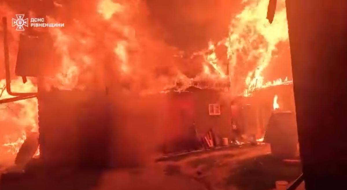 На Рівненщині вогонь знищив господарську споруду: будинок вдалося врятувати