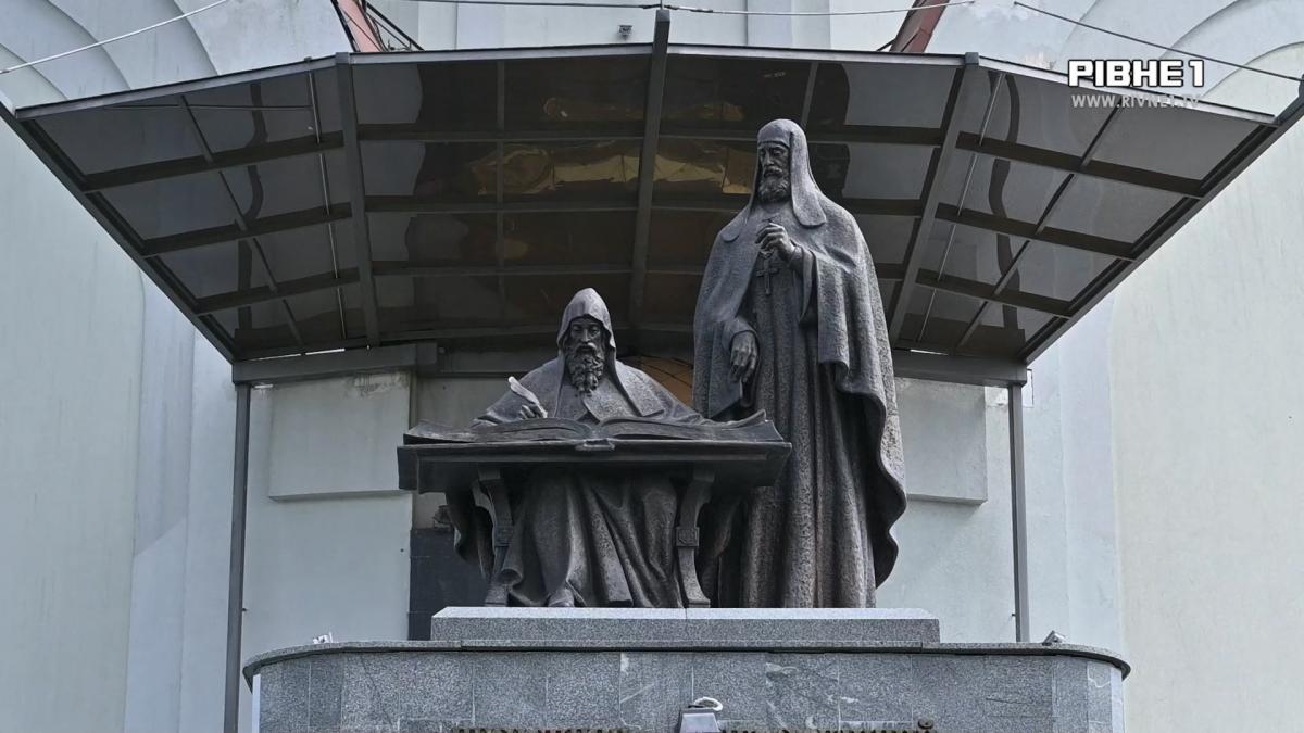 Відчути себе Президентом: у Пересопниці тепер можна власноруч погортати легендарне Євангеліє (ВІДЕО)