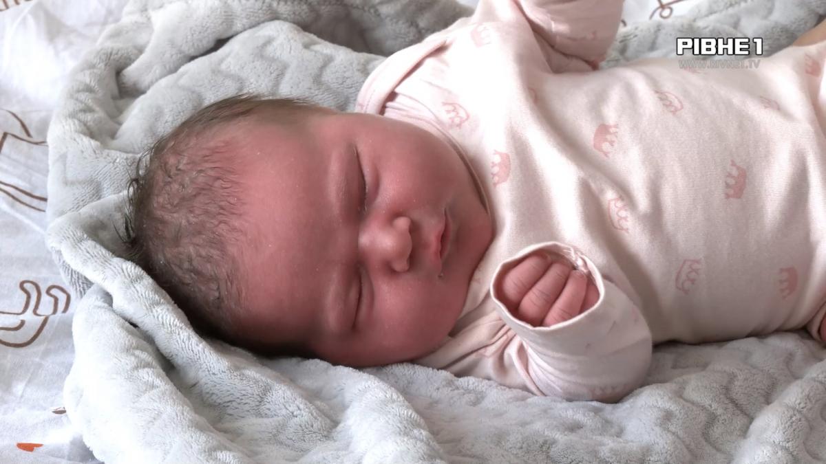 Понад 5 кілограмів щастя: у Рівному народилася дівчинка-богатирка (ВІДЕО)