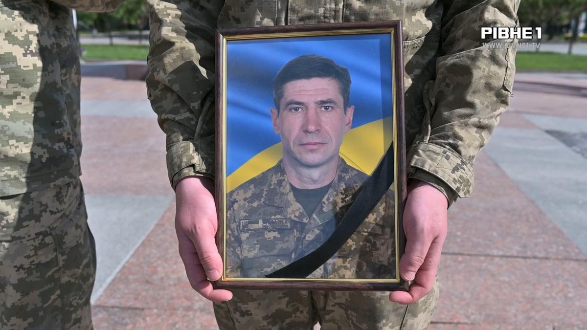 Боронив країну з початку великої війни: Рівне попрощалося із загиблим захисником Віталієм Колпаковим (ВІДЕО)