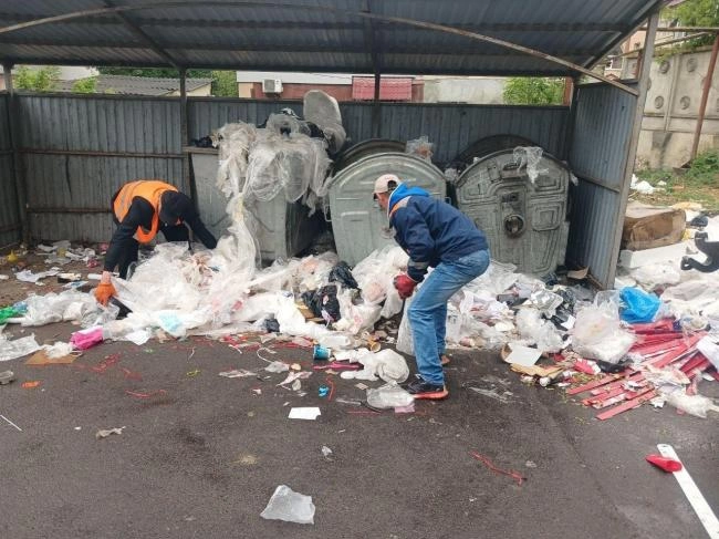 У Рівному біля контейнерів утворили сміттєзвалище