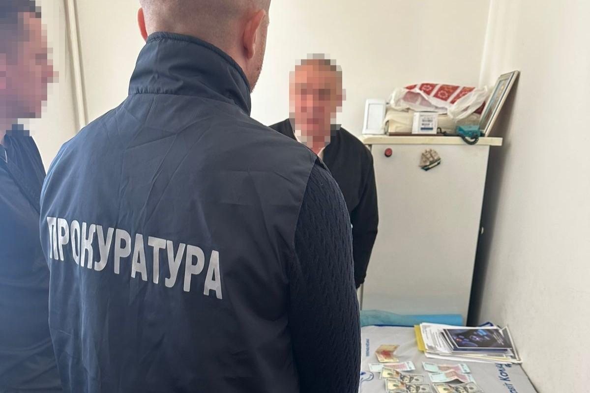 На Рівненщині головного лікаря підозрюють у хабарі за довідки для відстрочки від мобілізації