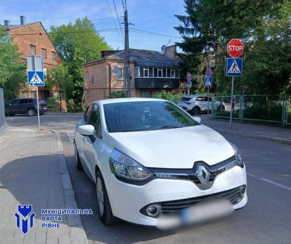 За тиждень у Рівному винесли понад 1100 постанов за неправильне паркування (ФОТО)