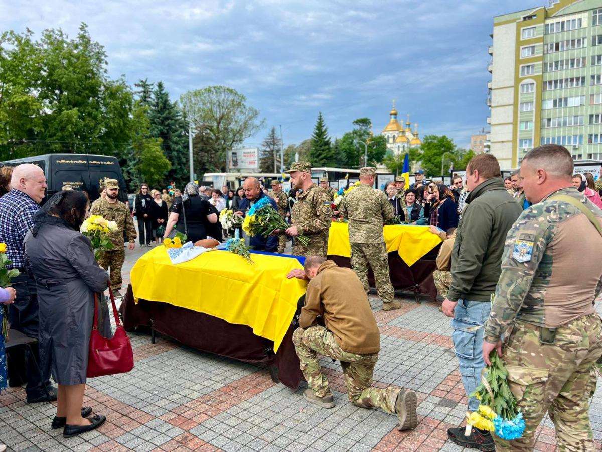 У Рівному попрощалися із захисниками Дмитром Шевельовим та Віктором Романюком