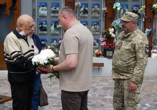 Батькові полеглого воїна з Рівненщини передали орден сина