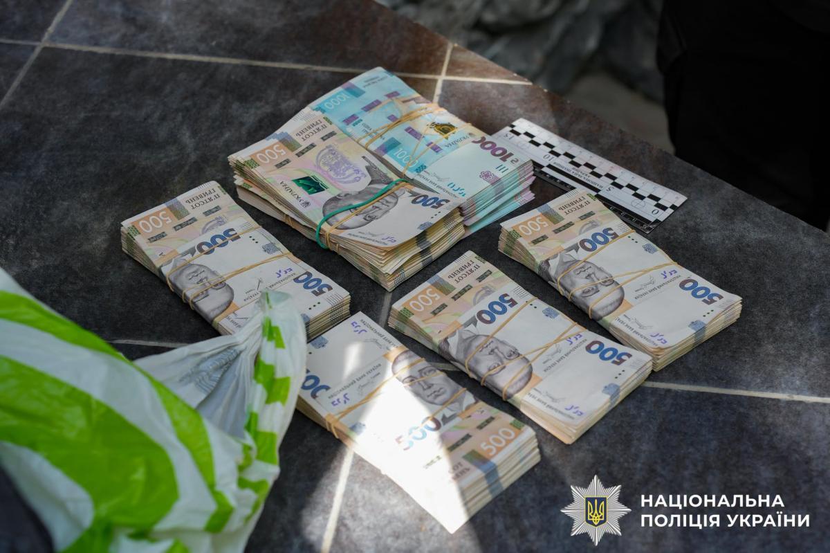 У Рівному шахраї виманили в пенсіонерки 10 тисяч доларів і 2000 євро під приводом «операції для доньки»