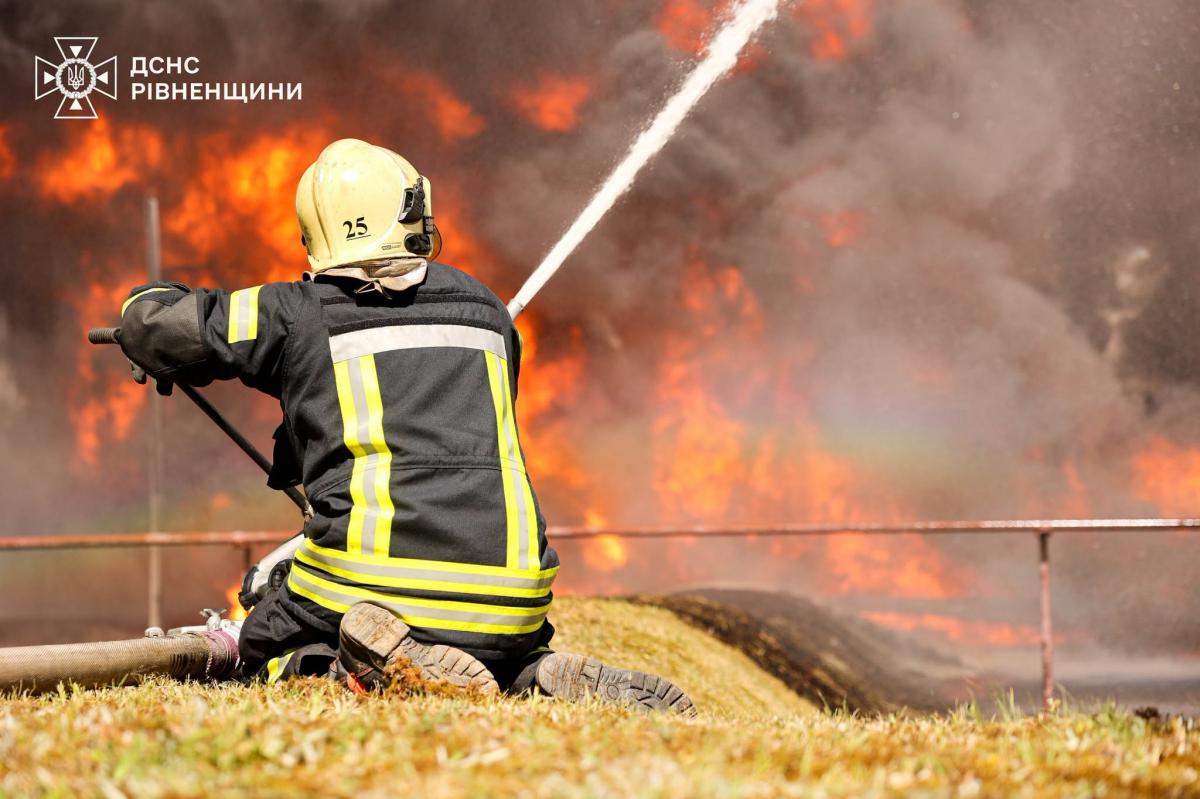 На Рівненщині рятувальники ліквідували пожежу після влучання російського БпЛА