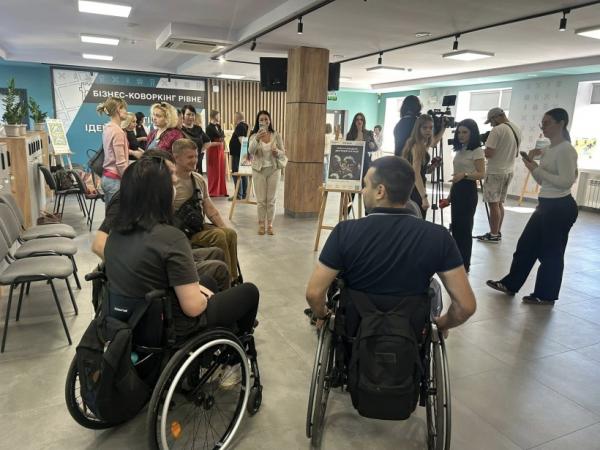 У Рівному презентували виставку про безбар’єрність і культуру поваги