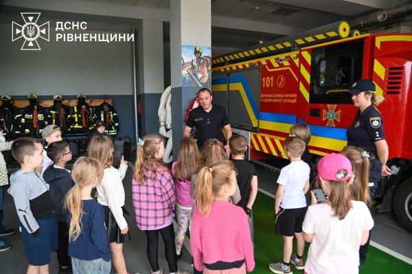 Учні рівненської гімназії побували в рятувальників та вивчали правила безпеки