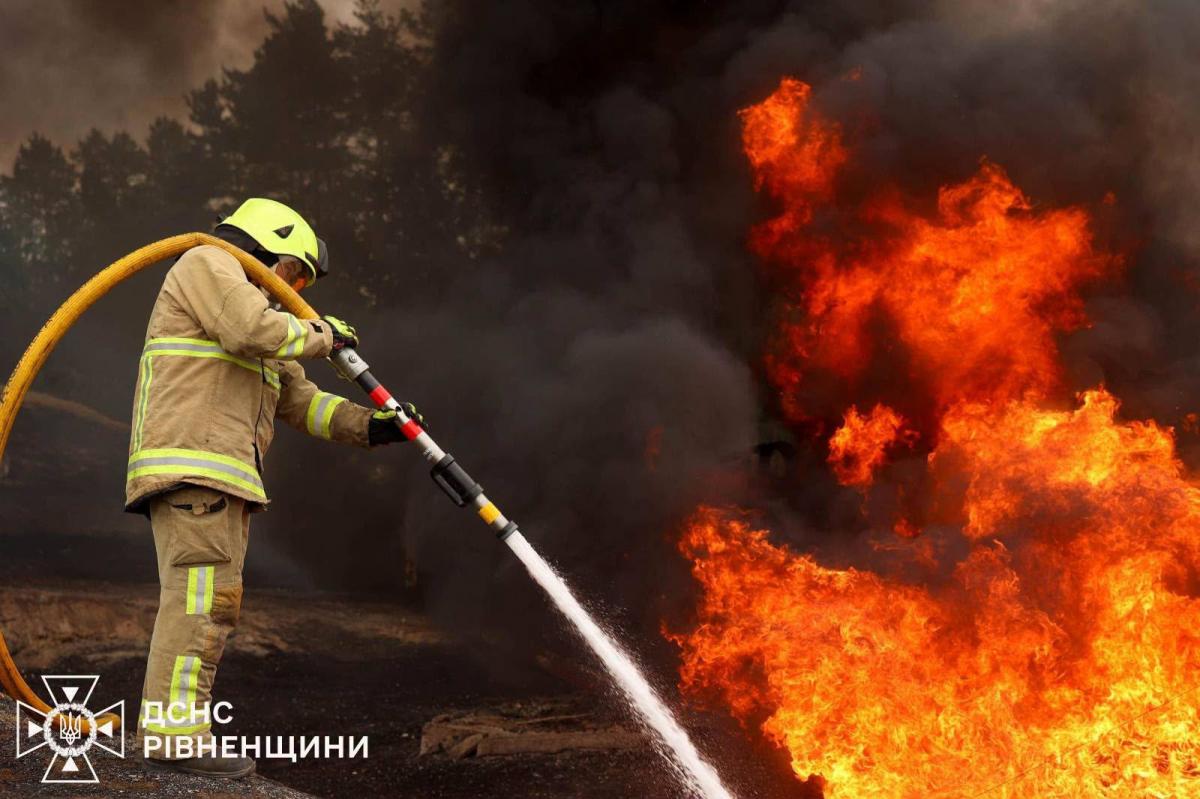 На Рівненщині після удару російського БпЛА спалахнула пожежа на території підприємства