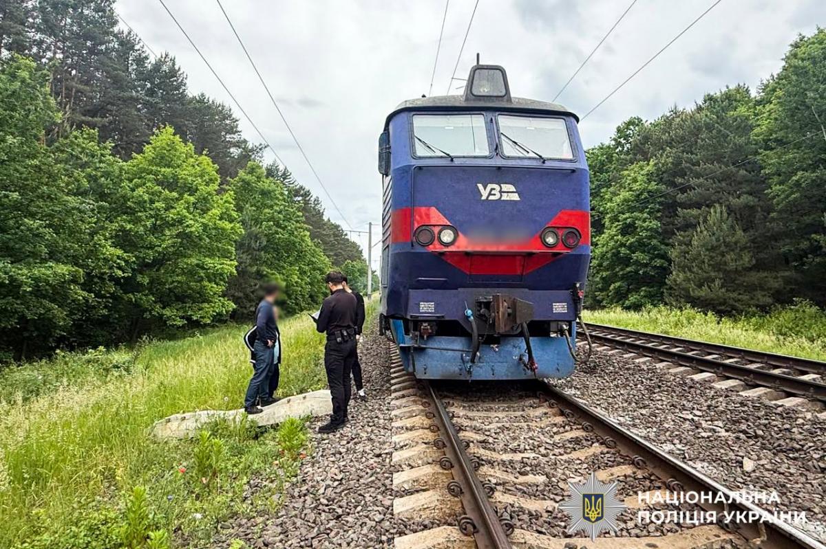 Смертельний наїзд на залізниці: у Новоставі загинув підліток