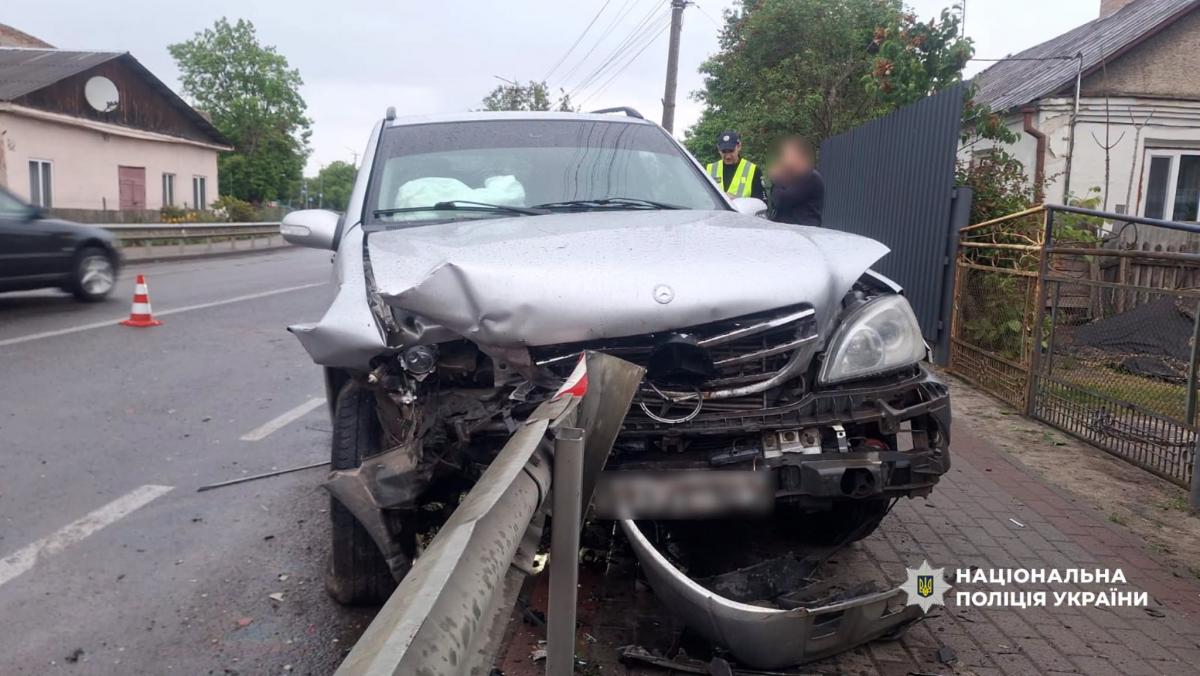 На Рівненщині внаслідок зіткнення Mercedes і ВАЗу травмувався водій легковика