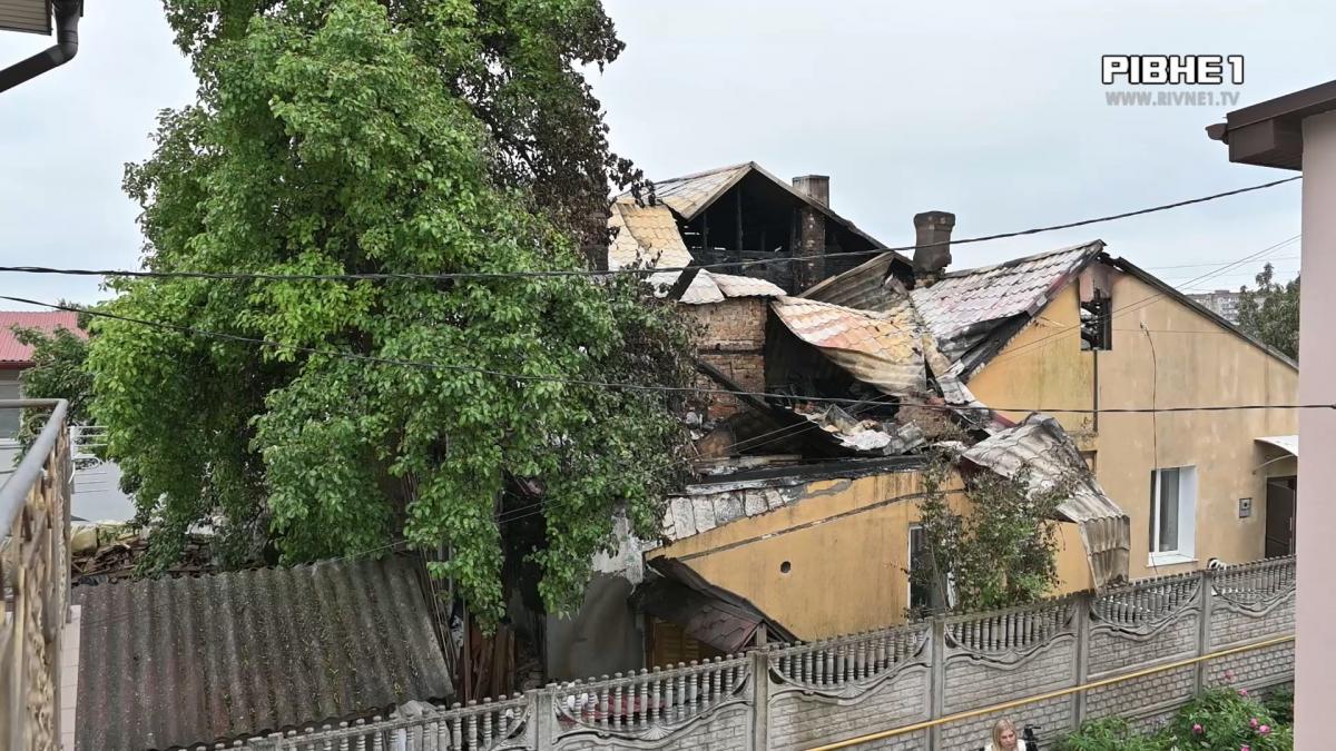 Близько 3-ї години ночі 3-го червня у Рівному зайнявся трьохквартирний будинок: подробиці інциденту (ВІДЕО)