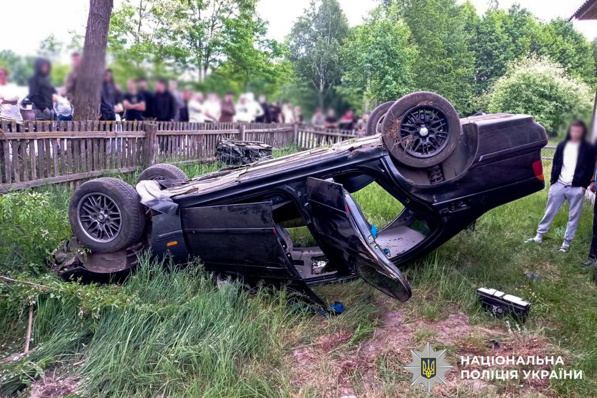 BMW перекинувся після зіткнення з електроопорою: за кермом була 17-річна дівчина