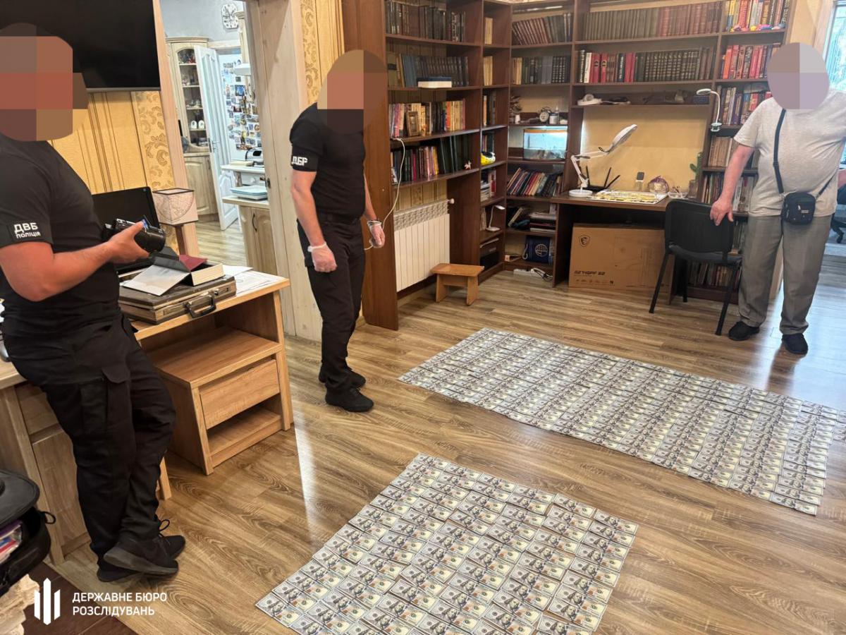 Брав гроші за потрібні висновки — ДБР викрило лікаря, який допомагав чоловікам отримати статус обмежено придатних до служби