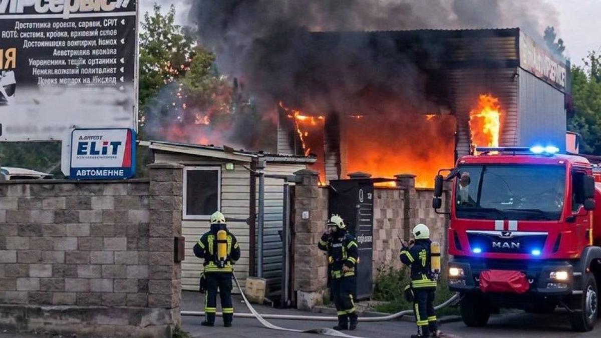 У Рівному рятувальники ліквідували пожежу в гаражі на вулиці Київській