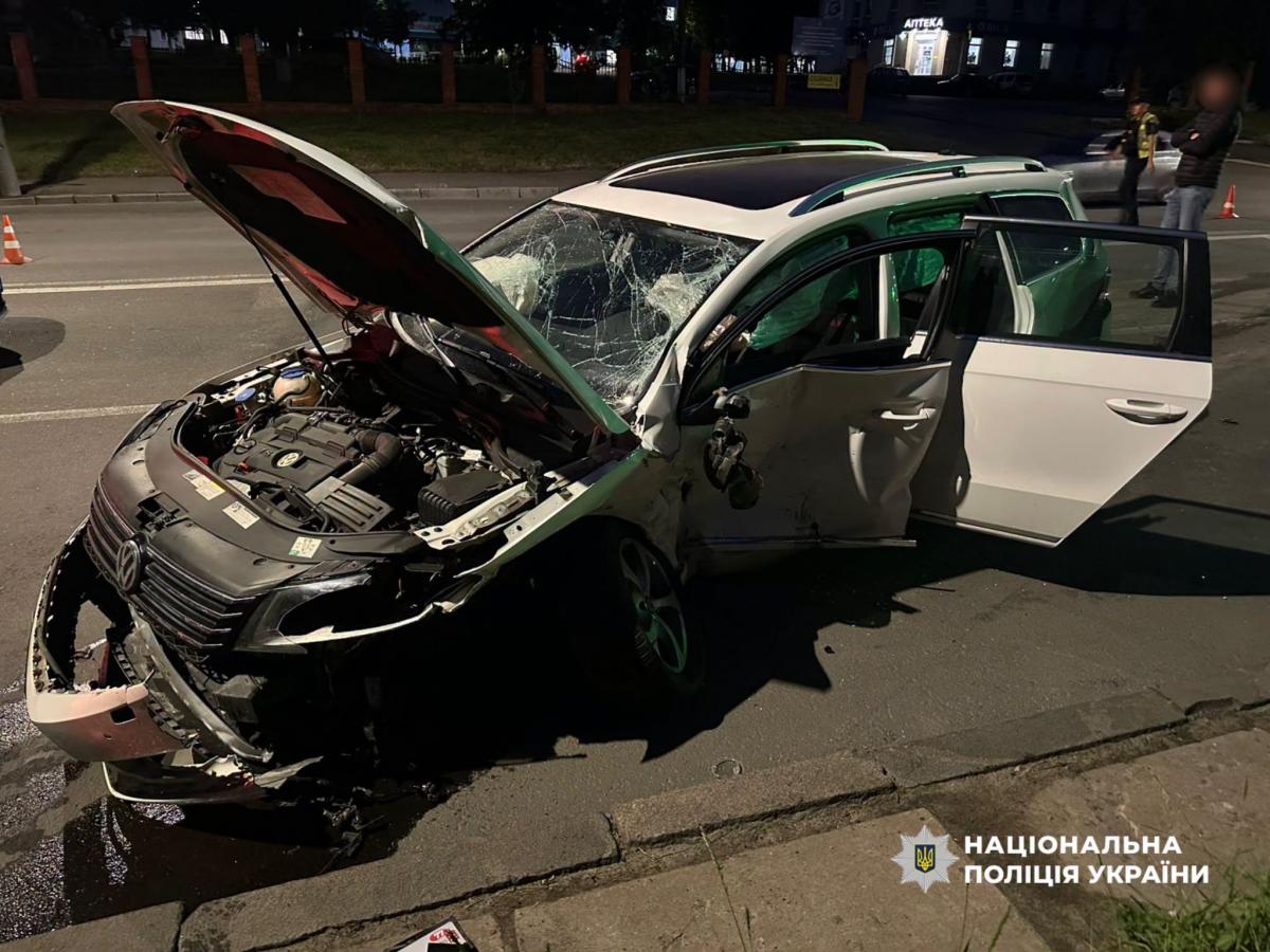 У Рівному зіткнулися Volkswagen і Nissan: у ДТП травмувалися троє людей