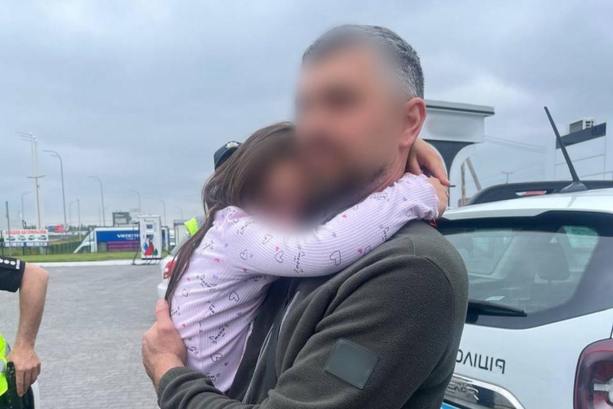 На Рівненщині патрульні допомогли 6-річній дівчинці повернутися додому