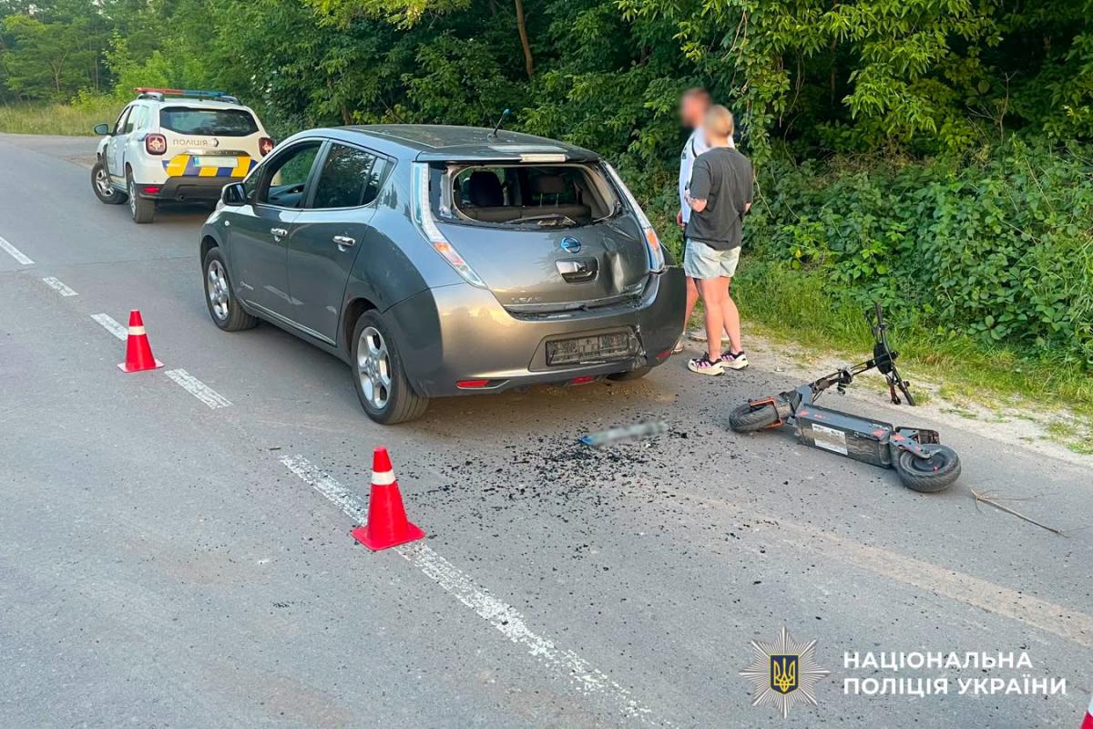 У Рівному 14-річний хлопець на електросамокаті врізався в авто: підлітка госпіталізували