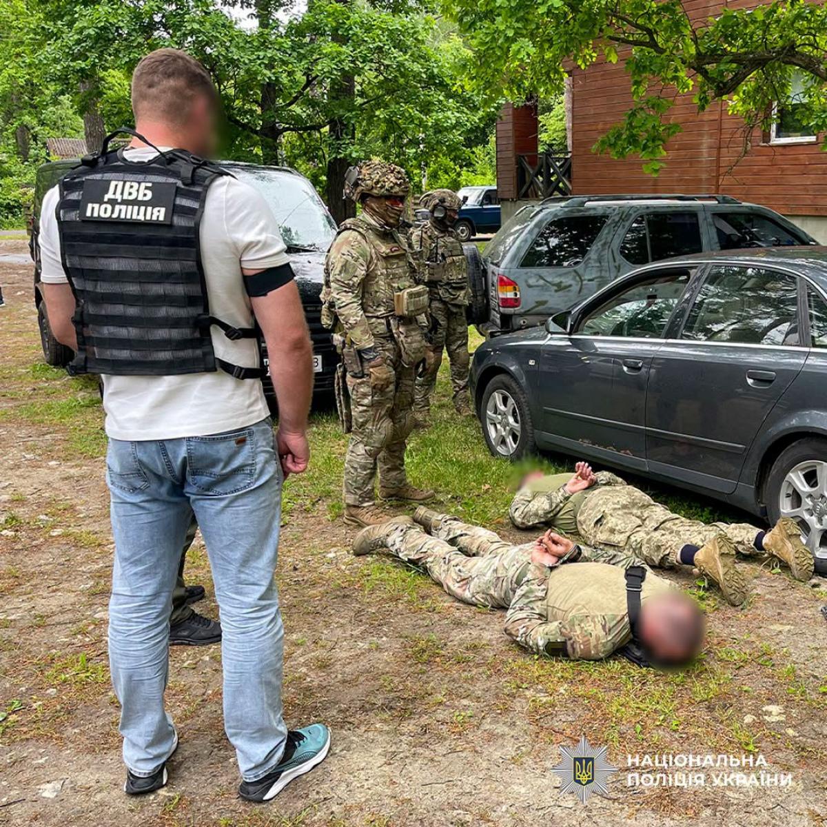 На Рівненщині викрили двох військових, які за $1000 обіцяли допомогти мобілізованому втекти з частини та виїхати за кордон