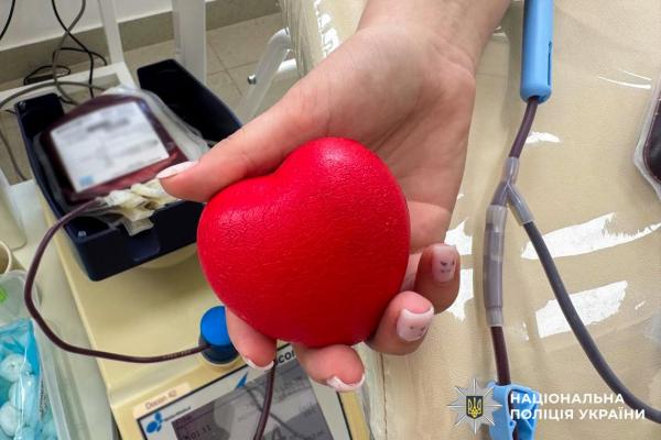 Поліцейські Рівненщини здали кров до Всесвітнього дня донора