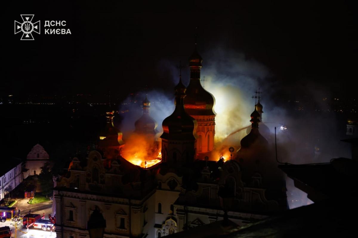 Росія атакувала Києво-Печерську лавру: в Успенському соборі спалахнула пожежа