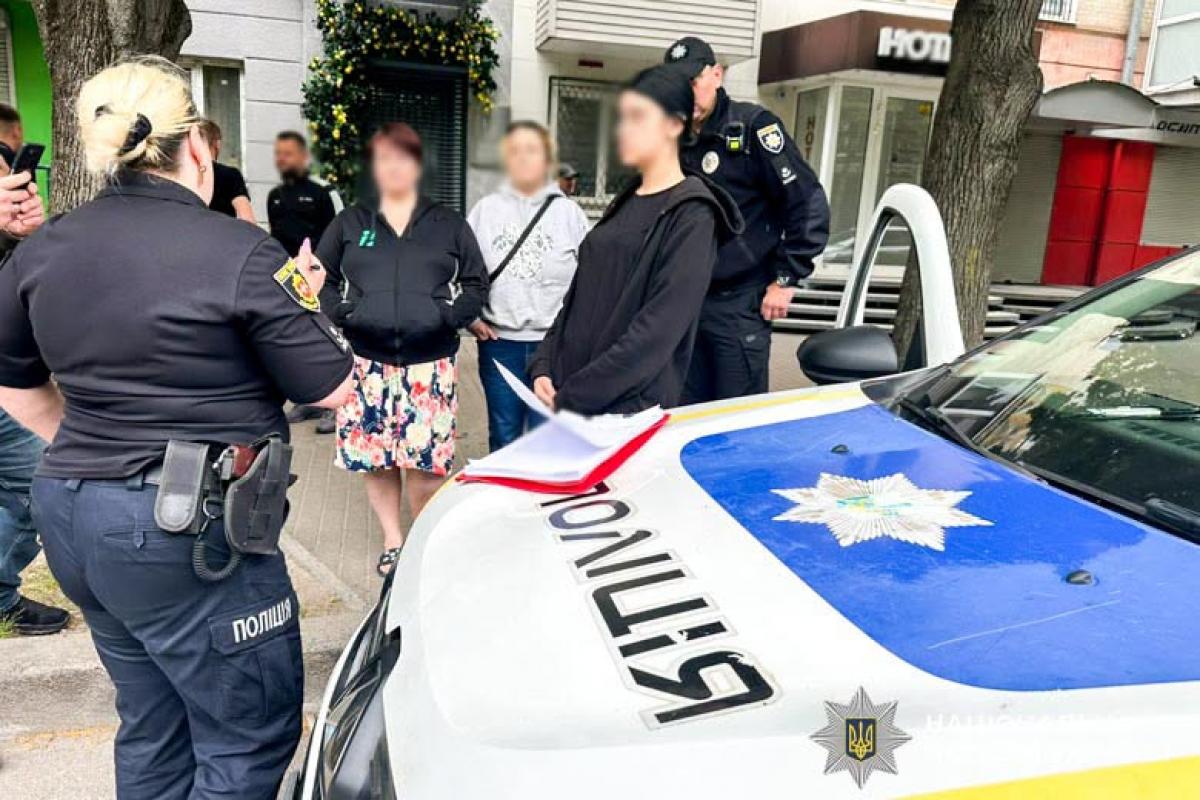 У Рівному 91-річна пенсіонерка віддала шахраям понад 9,5 тисяч доларів: кур’єрку затримали