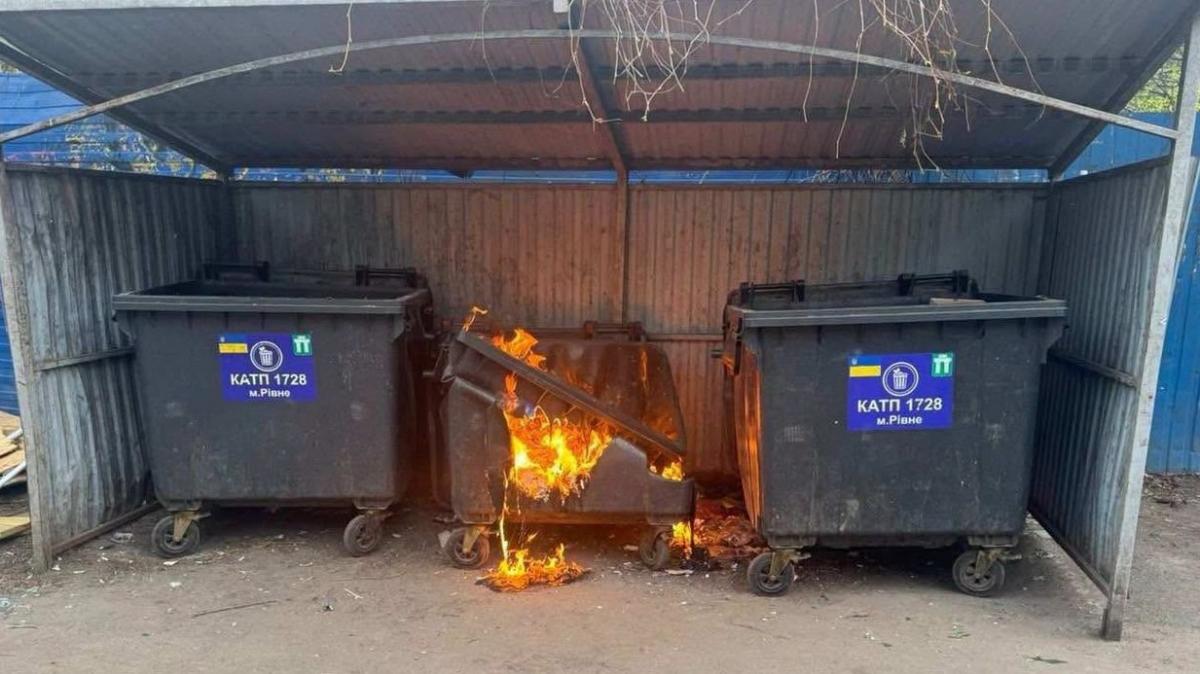 У Рівному почастішали випадки підпалів сміттєвих контейнерів