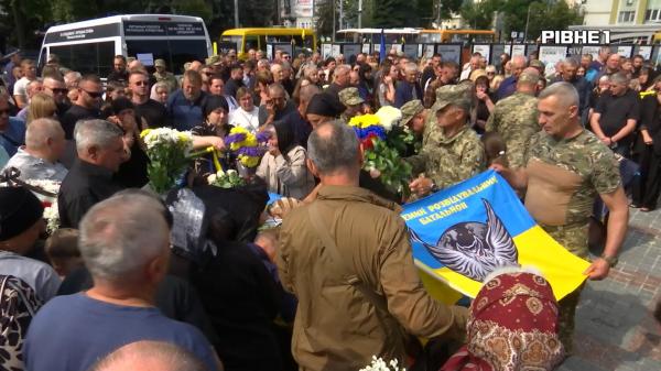 Навіки в строю: у Рівному попрощалися з трьома захисниками України (ВІДЕО)