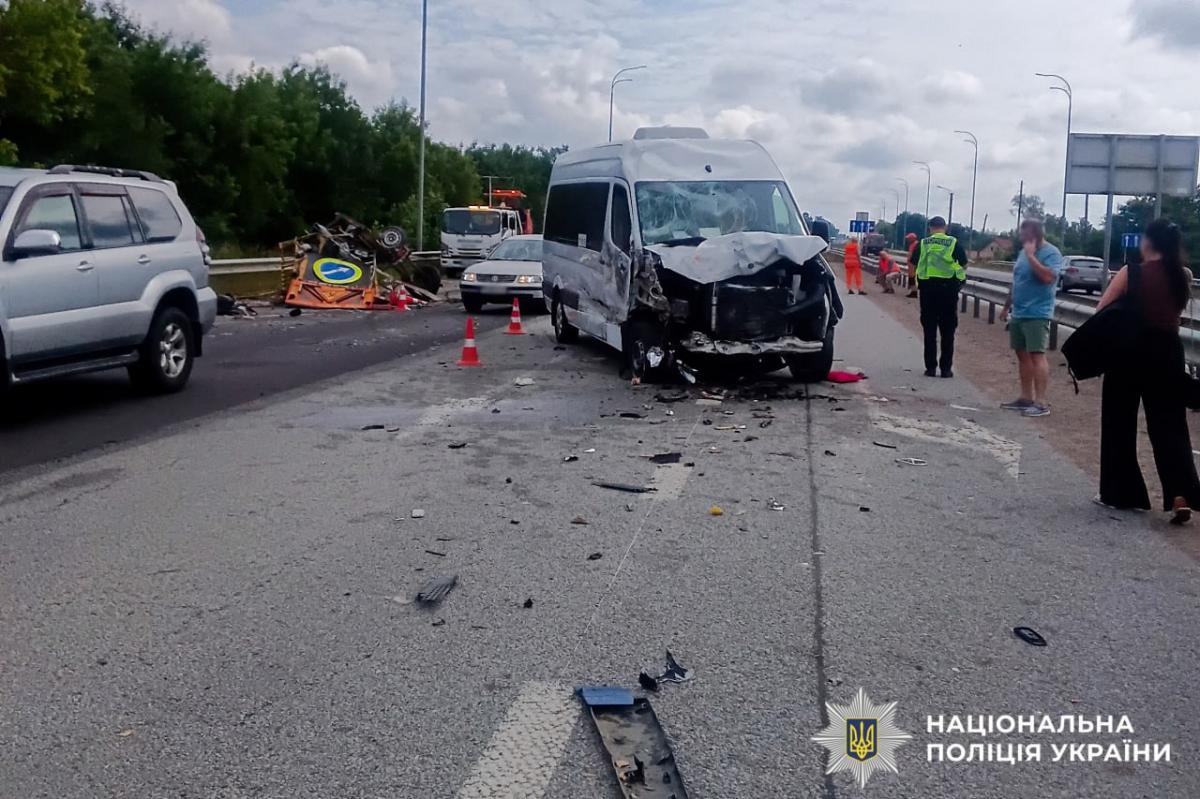 На Дубенщині мікроавтобус врізався у службове авто дорожників: є потерпілий (ФОТО)