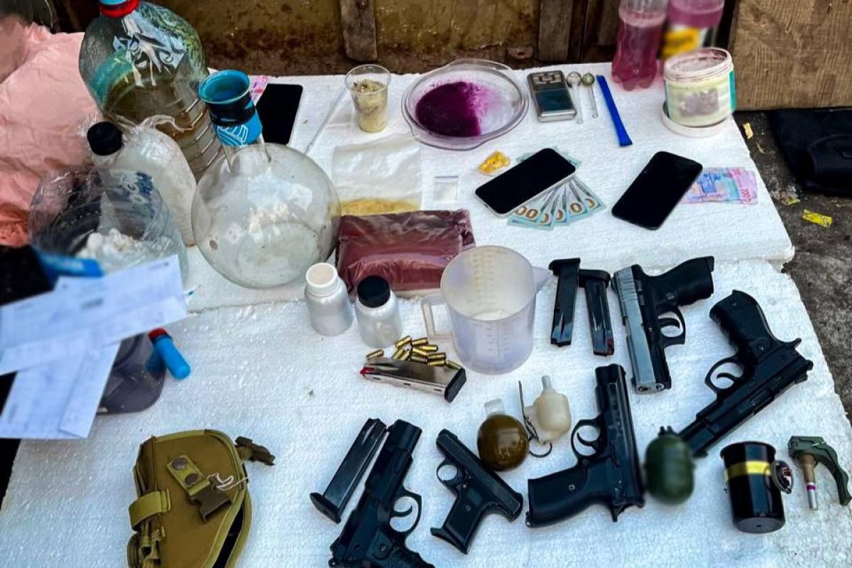У Рівному судитимуть наркодилера-рецидивіста: у гаражі знайшли наркотики, зброю та гранати