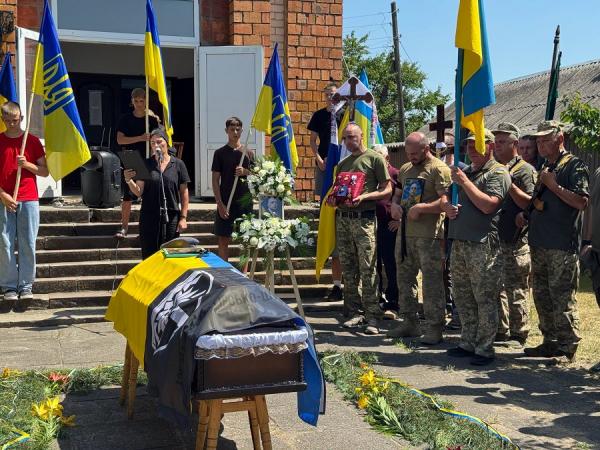 Дубровицька громада провела в останню путь старшого лейтенанта Віталія Томіловича