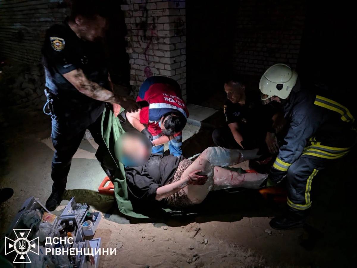 У Вараші жінка впала в ліфтову шахту недобудови: її рятували бійці ДСНС