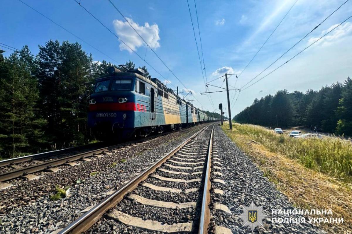 На Рівненщині під колесами вантажного потяга загинула 33-річна жінка